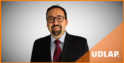 RAÚL HOWE MARAÑÓN, EGRESADO DE LA LICENCIATURA EN DERECHO, GENERACIÓN 2001. 